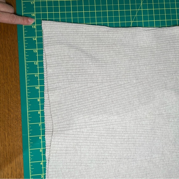 Ribbed-Knit Tank (M) - Picture 5 of 9